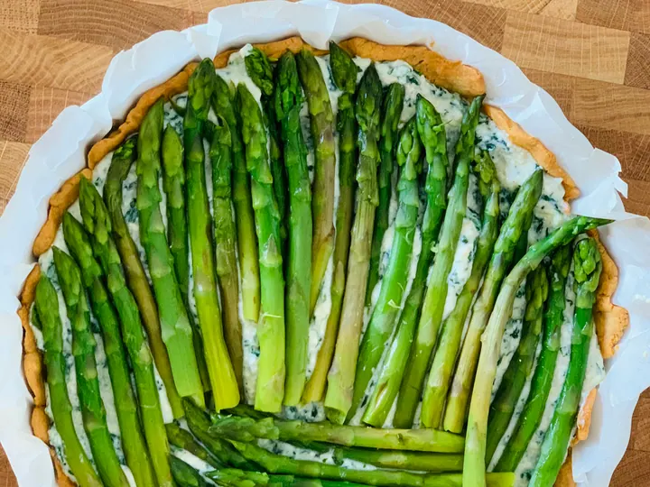 Quiche s paradižniki ali šparglji