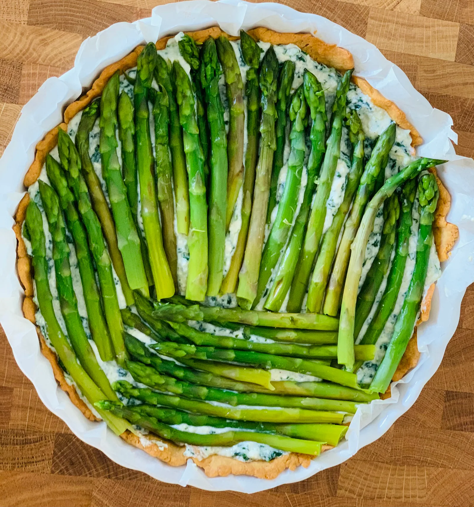 Quiche s paradižniki ali šparglji